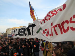 Concentraci&oacute; 'Puigdemont President' davant la Subdelegaci&oacute; del Govern a Jaume I