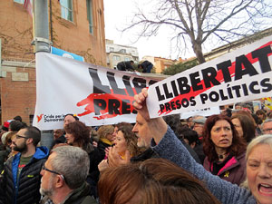 Concentraci&oacute; 'Puigdemont President' davant la Subdelegaci&oacute; del Govern a Jaume I