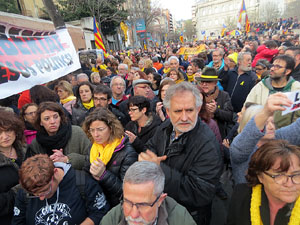 Concentraci&oacute; 'Puigdemont President' davant la Subdelegaci&oacute; del Govern a Jaume I