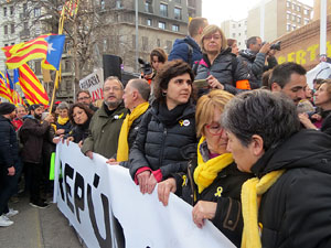 Concentraci&oacute; 'Puigdemont President' davant la Subdelegaci&oacute; del Govern a Jaume I