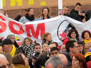Concentraci&oacute; 'Puigdemont President' davant la Subdelegaci&oacute; del Govern a Jaume I