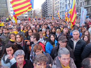 Concentraci&oacute; 'Puigdemont President' davant la Subdelegaci&oacute; del Govern a Jaume I