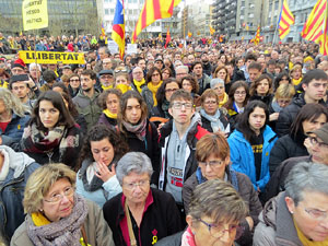 Concentraci&oacute; 'Puigdemont President' davant la Subdelegaci&oacute; del Govern a Jaume I