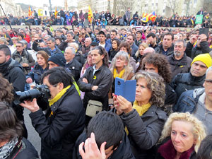 Concentraci&oacute; 'Puigdemont President' davant la Subdelegaci&oacute; del Govern a Jaume I