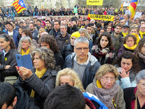 Concentraci&oacute; 'Puigdemont President' davant la Subdelegaci&oacute; del Govern a Jaume I