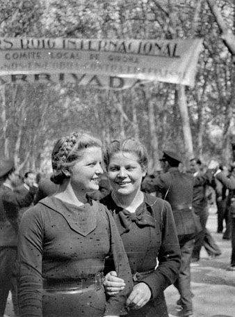 Acte a la Devesa organitzat pel Socor Roig Internacional. S'observa un grup d'homes amb uniforme ballant una sardana. 1936-1939