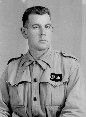 Home vestit d'uniforme d'alferes provisional de capellà castrense. 1939