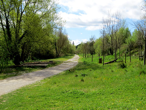 La Via Verda. Al fons s'observa el campanar de Sant Feliu