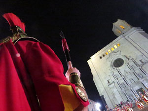 Setmana Santa 2018 a Girona. Sortida dels Manaies per lliurar el Penó