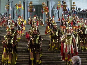 Setmana Santa 2018 a Girona. Sortida dels Manaies per lliurar el Penó