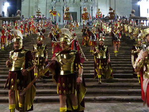 Setmana Santa 2018 a Girona. Sortida dels Manaies per lliurar el Penó