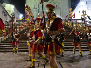 Setmana Santa 2018 a Girona. Sortida dels Manaies per lliurar el Penó