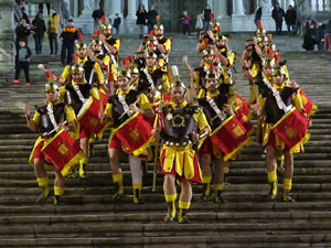 Setmana Santa 2018 a Girona. Sortida dels Manaies per lliurar el Penó