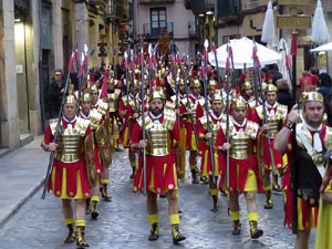 Setmana Santa 2018 a Girona. Sortida dels Manaies per lliurar el Penó
