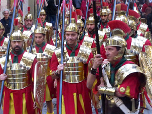 Setmana Santa 2018 a Girona. Sortida dels Manaies per lliurar el Penó