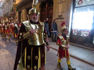 Setmana Santa 2018 a Girona. Sortida dels Manaies per lliurar el Penó