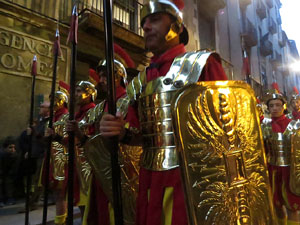 Setmana Santa 2018 a Girona. Sortida dels Manaies per lliurar el Penó