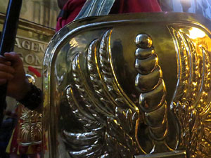 Setmana Santa 2018 a Girona. Sortida dels Manaies per lliurar el Penó