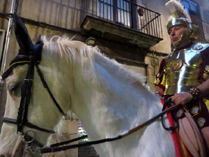 Setmana Santa 2018 a Girona. Sortida dels Manaies per lliurar el Penó