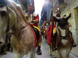 Setmana Santa 2018 a Girona. Sortida dels Manaies per lliurar el Penó