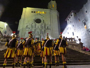 Setmana Santa 2018 a Girona. Sortida dels Manaies per lliurar el Penó