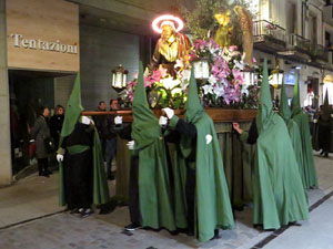 Setmana Santa 2018 a Girona. Process&oacute; del Sant Enterrament