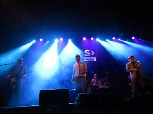 Festival Strenes 2018. Concert de Fundaci&oacute;n Tony Manero a la pla&ccedil;a Catalunya