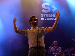 Festival Strenes 2018. Concert de Fundaci&oacute;n Tony Manero a la pla&ccedil;a Catalunya