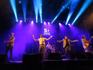 Festival Strenes 2018. Concert de Fundaci&oacute;n Tony Manero a la pla&ccedil;a Catalunya