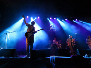 Festival Strenes 2018. Concert de Fundaci&oacute;n Tony Manero a la pla&ccedil;a Catalunya
