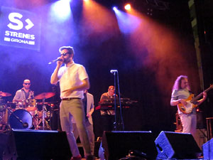 Festival Strenes 2018. Concert de Fundaci&oacute;n Tony Manero a la pla&ccedil;a Catalunya