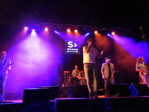 Festival Strenes 2018. Concert de Fundaci&oacute;n Tony Manero a la pla&ccedil;a Catalunya