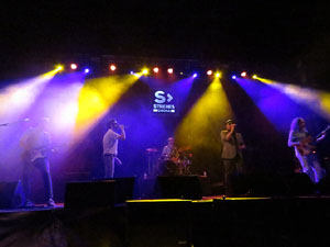 Festival Strenes 2018. Concert de Fundaci&oacute;n Tony Manero a la pla&ccedil;a Catalunya