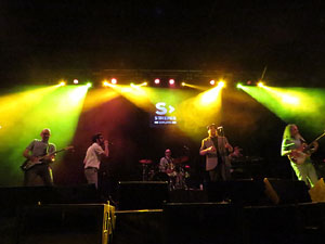 Festival Strenes 2018. Concert de Fundaci&oacute;n Tony Manero a la pla&ccedil;a Catalunya