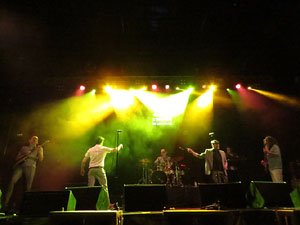 Festival Strenes 2018. Concert de Fundaci&oacute;n Tony Manero a la pla&ccedil;a Catalunya