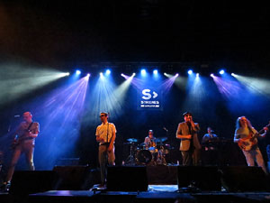 Festival Strenes 2018. Concert de Fundaci&oacute;n Tony Manero a la pla&ccedil;a Catalunya