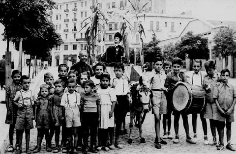 En Pere del burro transportant el Tarl&agrave; amb la seva carreta. Anys 40. Autor desconegut. Ajuntament de Girona - CRDI