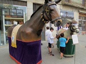 Festes de Primavera de Girona 2018. Passejada de mulasses amb la Mula Baba i la Mula petita de Girona, amb la Mulassa i la Somera de Falset