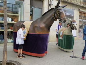 Festes de Primavera de Girona 2018. Passejada de mulasses amb la Mula Baba i la Mula petita de Girona, amb la Mulassa i la Somera de Falset