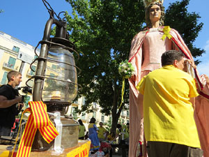 Arribada a la pla&ccedil;a de la Independ&egrave;ncia de la Flama del Canig&oacute; 2018
