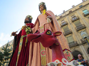 Arribada a la pla&ccedil;a de la Independ&egrave;ncia de la Flama del Canig&oacute; 2018