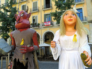 Arribada a la pla&ccedil;a de la Independ&egrave;ncia de la Flama del Canig&oacute; 2018