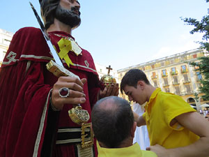 Arribada a la pla&ccedil;a de la Independ&egrave;ncia de la Flama del Canig&oacute; 2018
