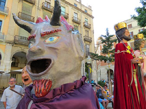 Arribada a la pla&ccedil;a de la Independ&egrave;ncia de la Flama del Canig&oacute; 2018