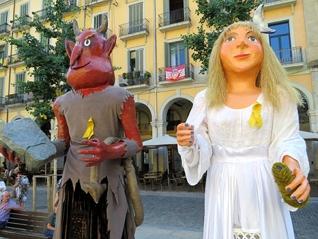 Arribada a la pla&ccedil;a de la Independ&egrave;ncia de la Flama del Canig&oacute; 2018