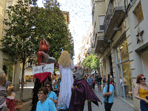 Cercavila de la Flama del Canig&oacute; 2018 fins la pla&ccedil;a del Vi