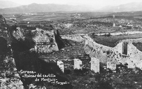 Vista panoràmica des del castell de Montjuïc, que s'observa en primer pla. D'esquerra a dreta, Domeny, Sant Gregori , Taialà i el Puig d'en Roca. 1911-1926