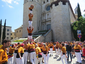 Temps de Flors 2018. Diada Castellera a la pla&ccedil;a de Sant Feliu amb els Marrecs de Salt, els Xics de Granollers, i els Sagals d�Osona