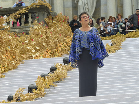 La mezzosoprano Titon Frauca, enmig de les escales de la Catedral