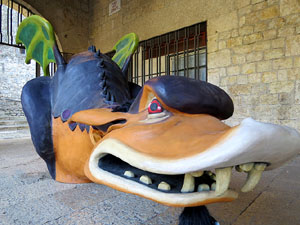 Festival Und&agrave;rius 2018. Correfoc amb el Petit Drac Major de Girona i els Trons de l'Onyar